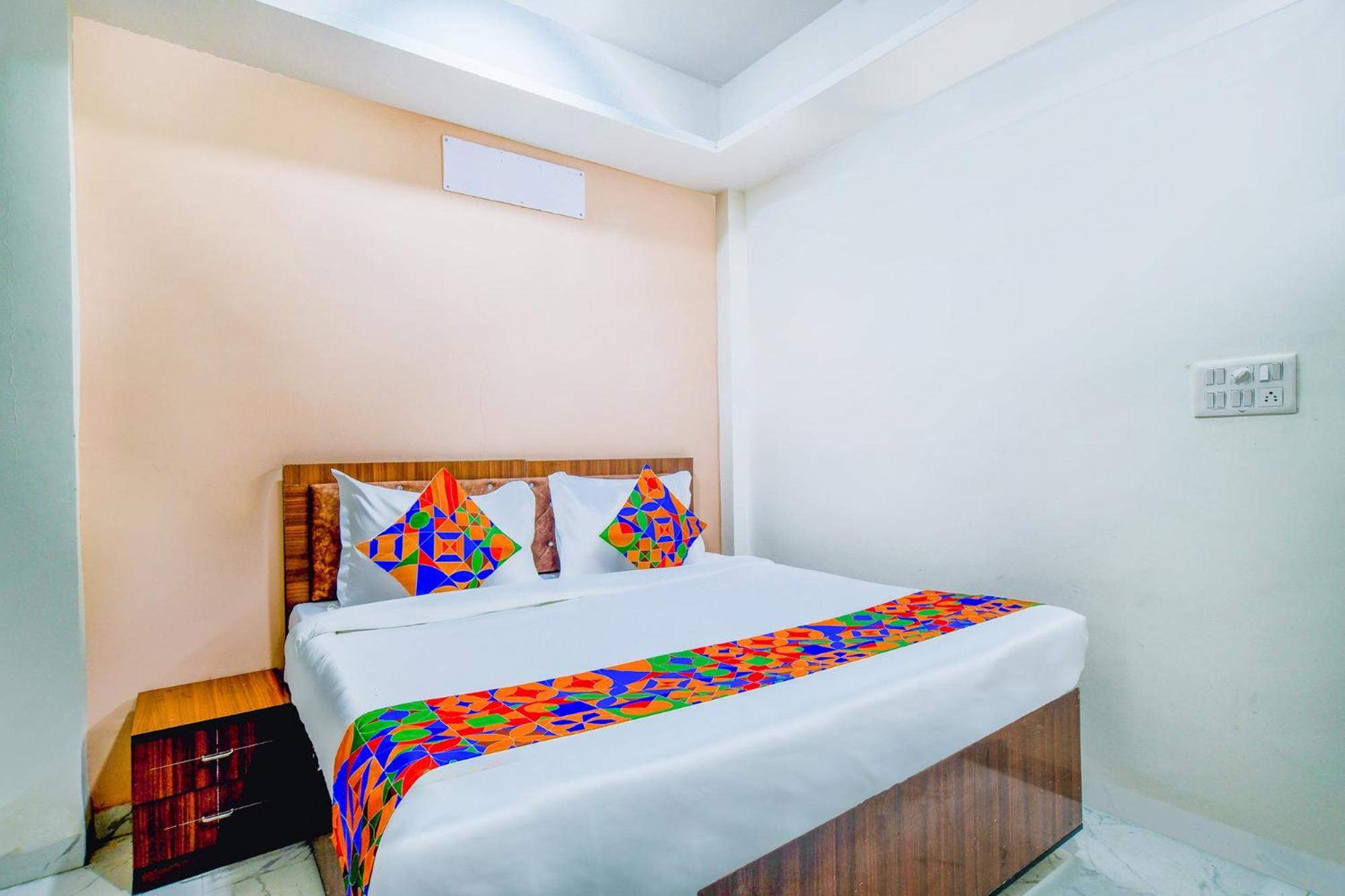 Hotel O Regal Indaur Kültér fotó