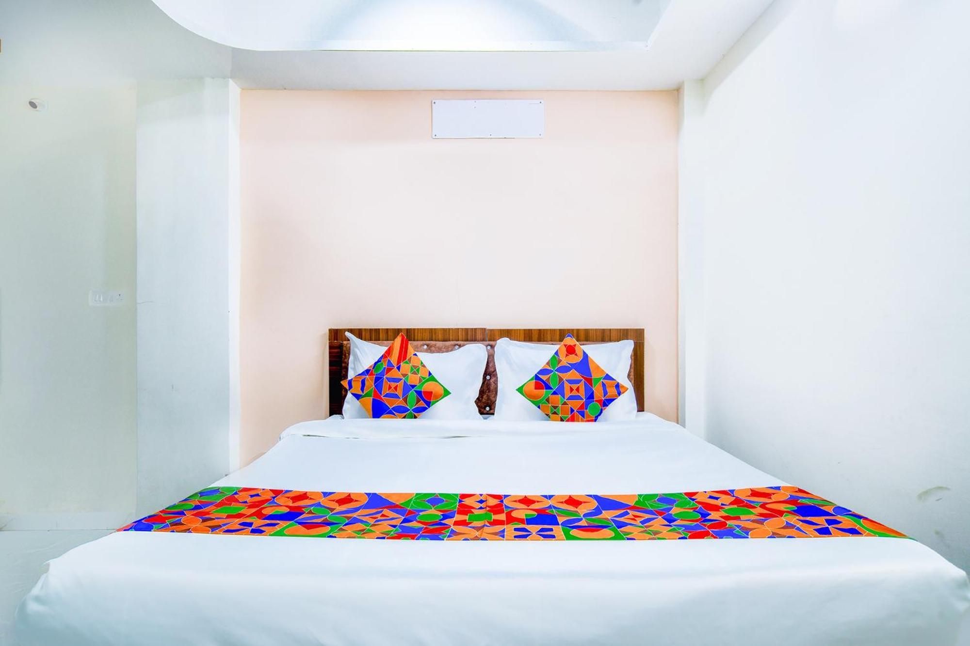 Hotel O Regal Indaur Kültér fotó