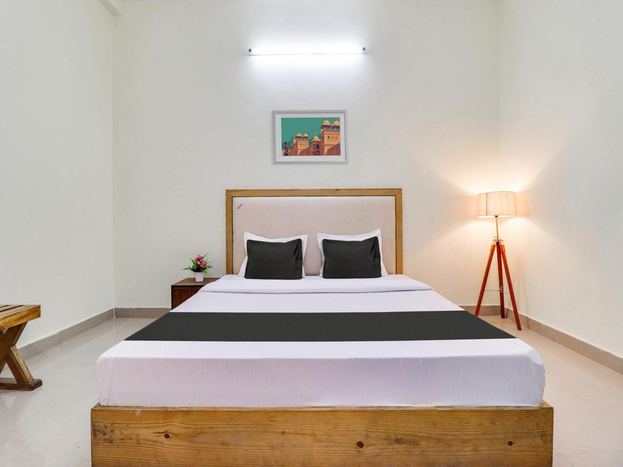 Hotel O Regal Indaur Kültér fotó