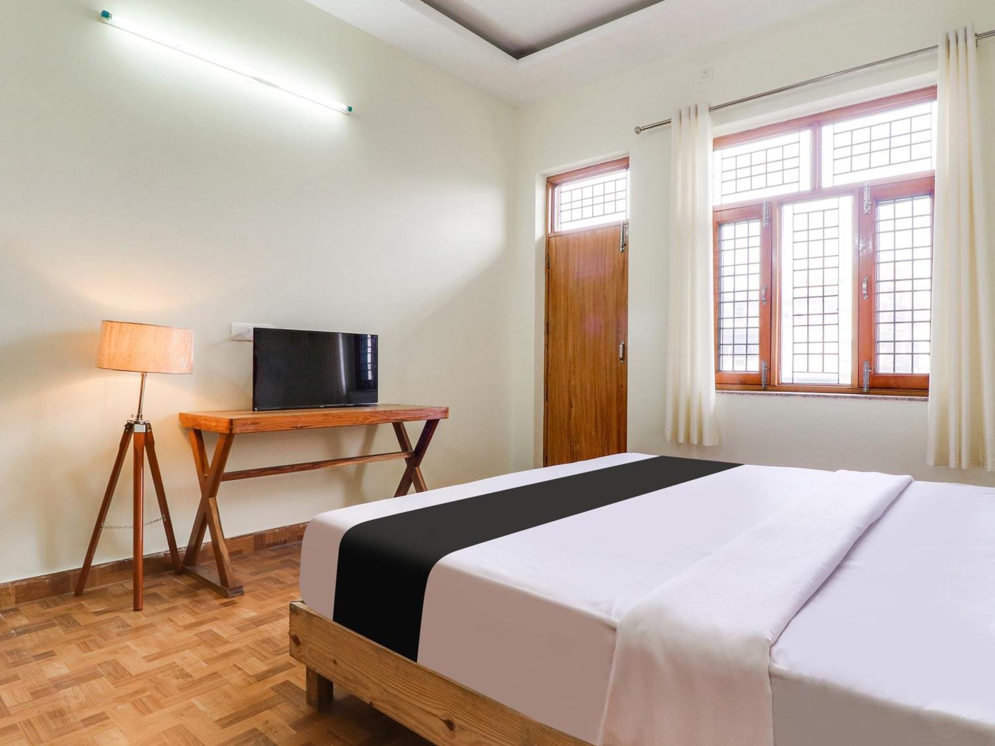 Hotel O Regal Indaur Kültér fotó