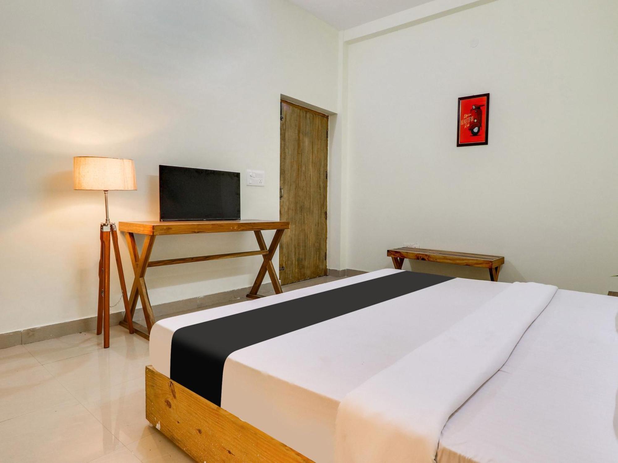 Hotel O Regal Indaur Kültér fotó