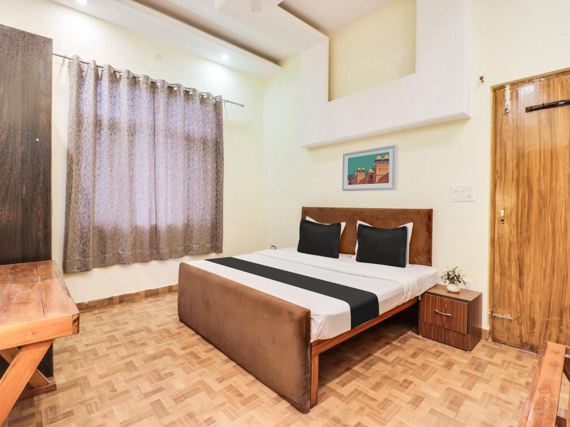 Hotel O Regal Indaur Kültér fotó