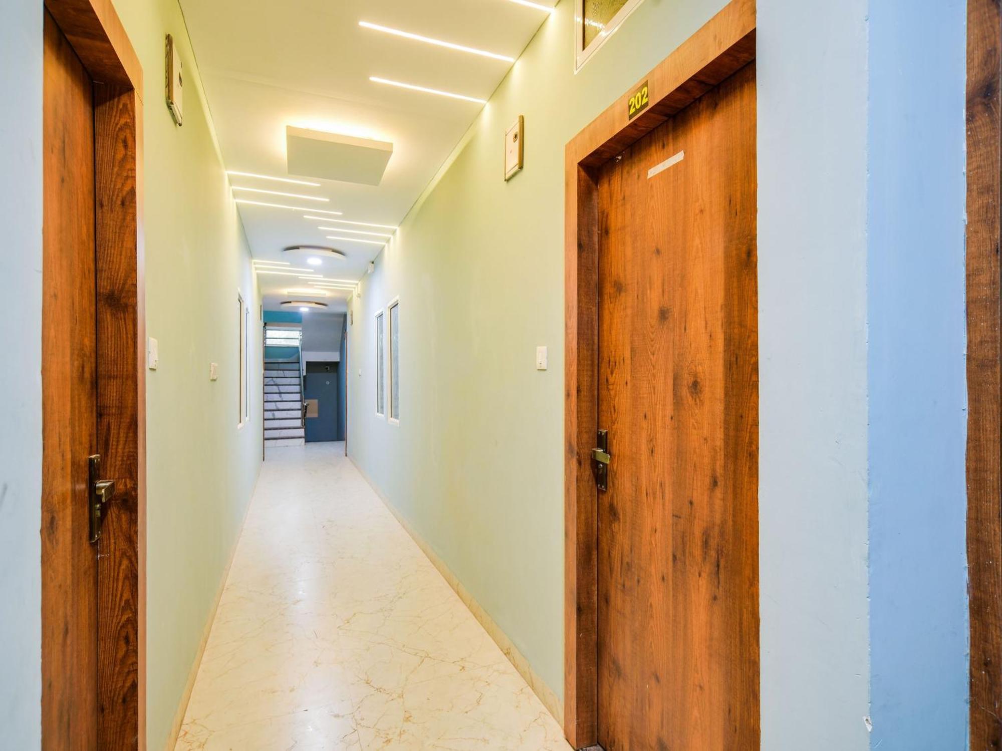 Hotel O Regal Indaur Kültér fotó