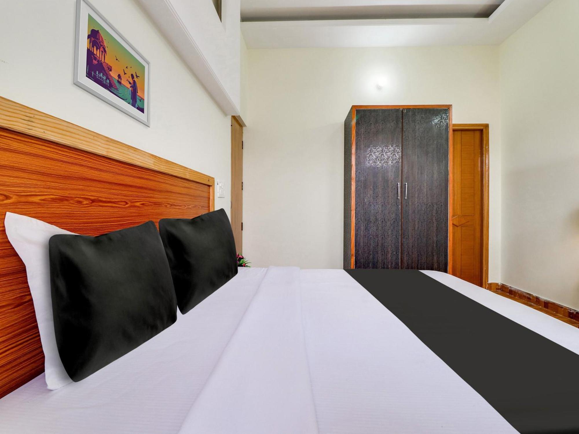 Hotel O Regal Indaur Kültér fotó