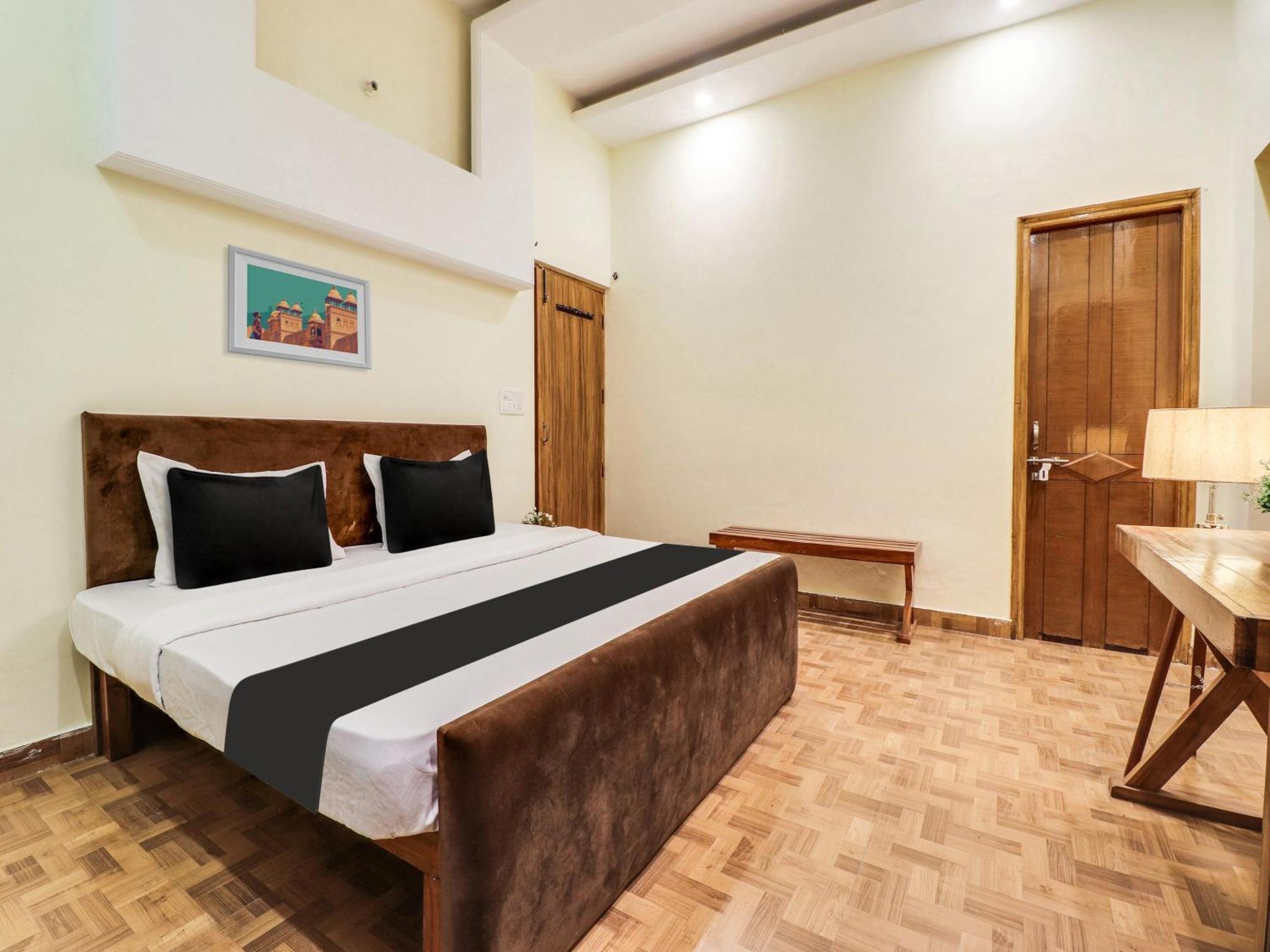 Hotel O Regal Indaur Kültér fotó
